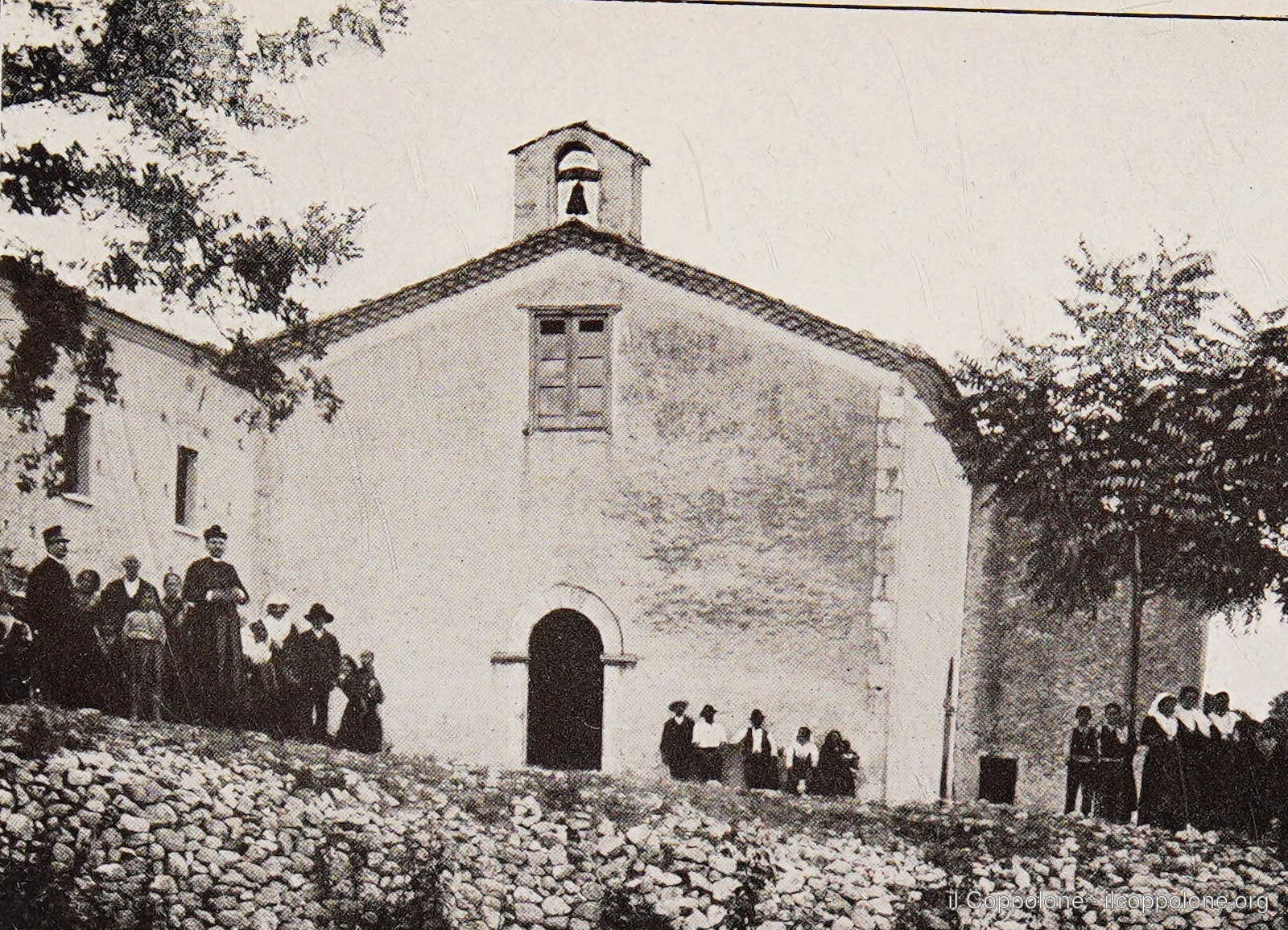 La cappella di Capodigiano con i fedeli vestiti a festa, da una vita francese di san Gerardo del 1914: qui, secondo la tradizione, Gerardo bambino ricevette il pane dal Bambino della statua. Pubblico dominio (Internet Archive).